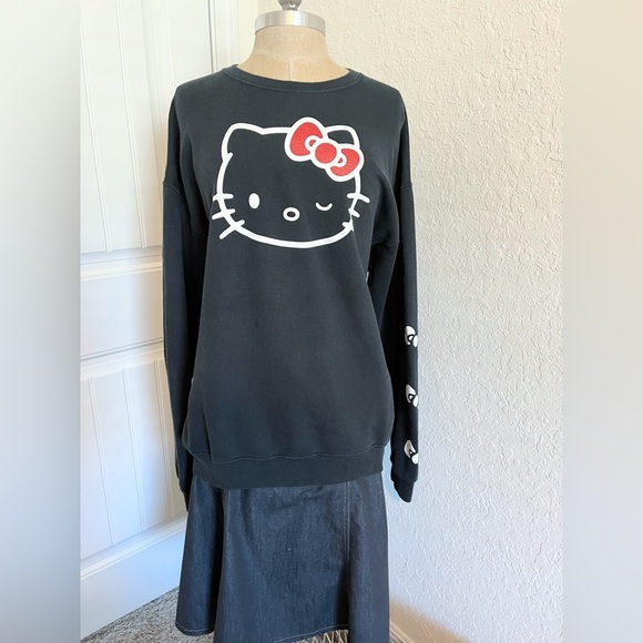 Hello Kitty Sanrio Women’s Sweatshirt Size L-Runs Large - Picture 4 of 10
